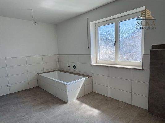 Badezimmer mit Wanne, Dusche, WC, WM-Anschluss