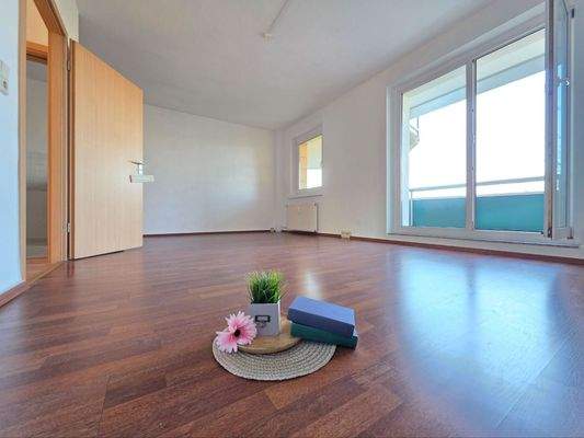 Wohnzimmer mit offener Küche