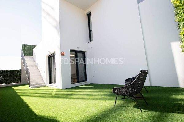 Detached Villas with Sea and Mountain Views in Alicante