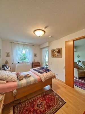Schlafzimmer mit Ausgang zur Loggia