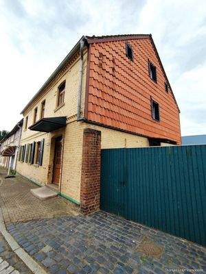 Straßenansicht mit Zufahrt