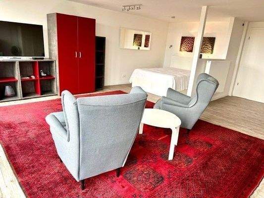 Wohnbereich mit Blick auf den Schlafbereich