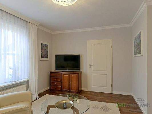 großer Flschbild-TV im Wohnzimmer