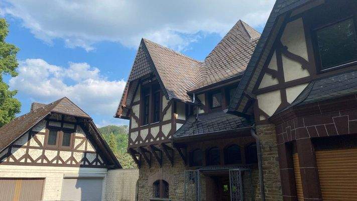 Hofansicht mit Garagennebengebäude