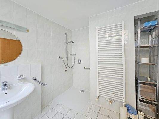 Wannenbad OG Ansicht Dusche, Handtuchheizkörper und Regalnische