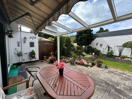 Blick in den Garten, Überdachung und Markise.jpg