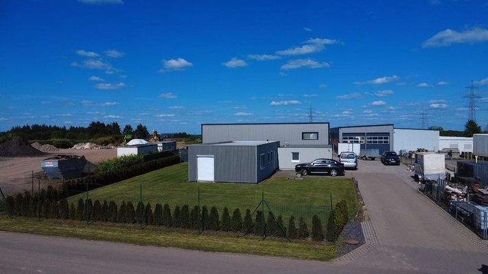 Wohnhaus, Halle, Garagen und viel Platz