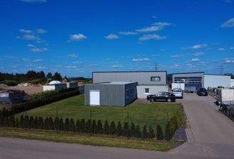 Wohnhaus, Halle, Garagen und viel Platz