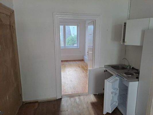 Mittendrin liegt die kleine Küche