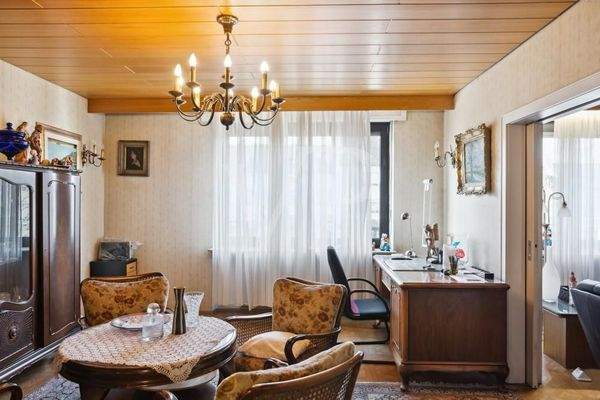 Helles Arbeits-/ Esszimmer mit Durchgang ins Wohnzimmer Obergeschoss