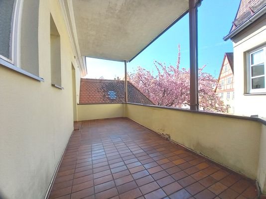 großer, überdachter Balkon