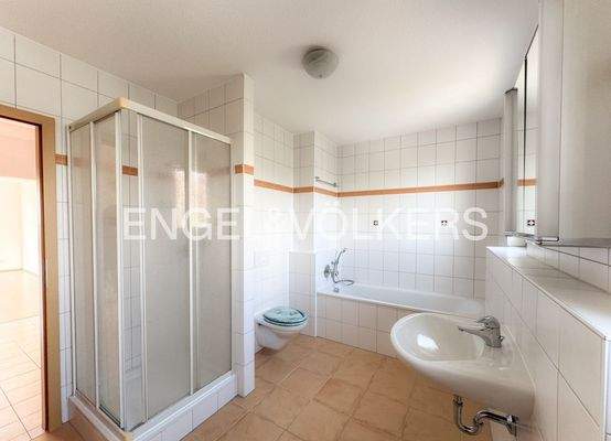 Bad mit Wanne und Dusche