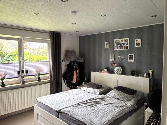 großzügiges Schlafzimmer