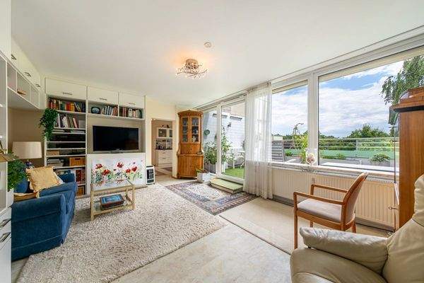 Wohnraum mit Zugang zur großen Terrasse