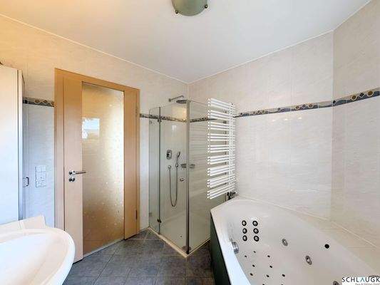 Badezimmer mit Wanne und Dusche