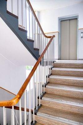 Treppenhaus mit Fahrstuhl