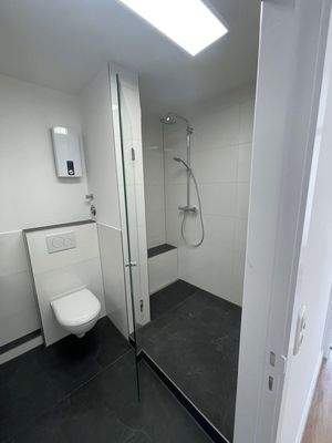 Dusche mit Regenbrause