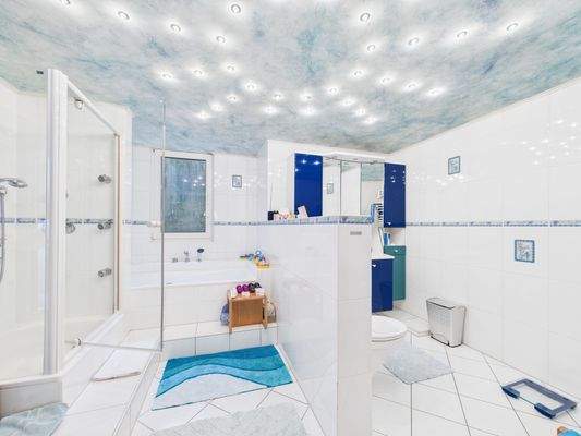Traumhaftes Designerbad mit Badewanne und Dusche!