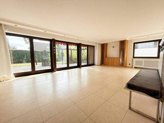 ...mit großer Fensterfront zum Garten