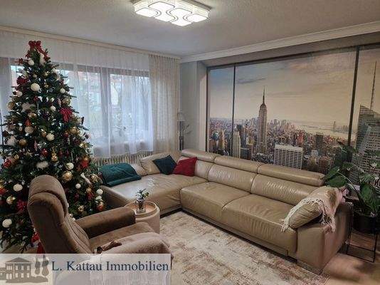 helles Wohnzimmer mit Zugang zum Balkon