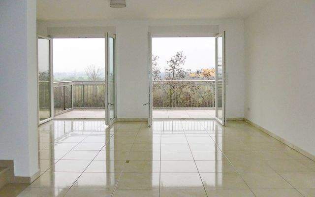 200_Wohnzimmer mit Balkon.jpg