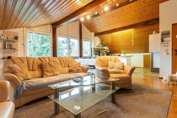 Der Wohn- Essbereich mit Blick in die offene Küche