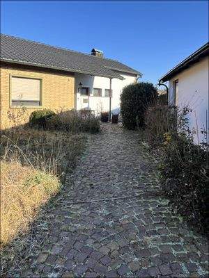 Pflasterflächen mit Natursteinen angelegt