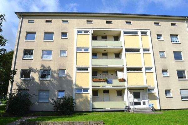 Vorderansicht eines mehrstöckigen Wohngebäudes