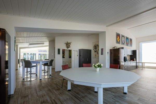 Essbereich und offene Küche mit überhoher Decke