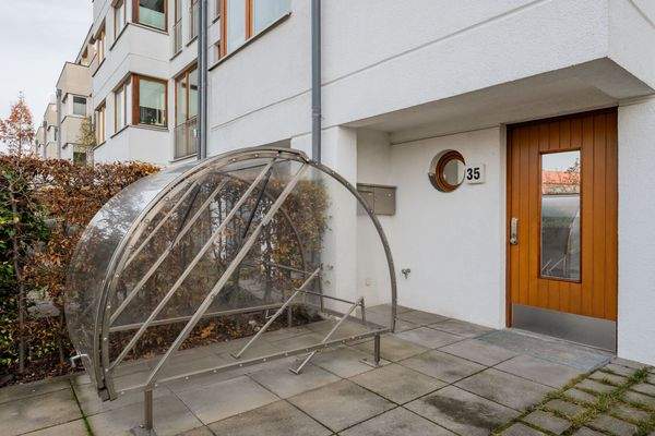 Hauseingang und Bikeport