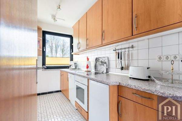 Schicke Einbauküche mit Blick in den Innenhof