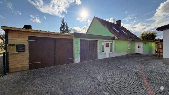 Ansicht mit Garage und Werkstatt