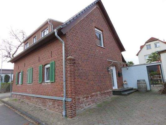 Hauseingang/PKW-Stellplatz