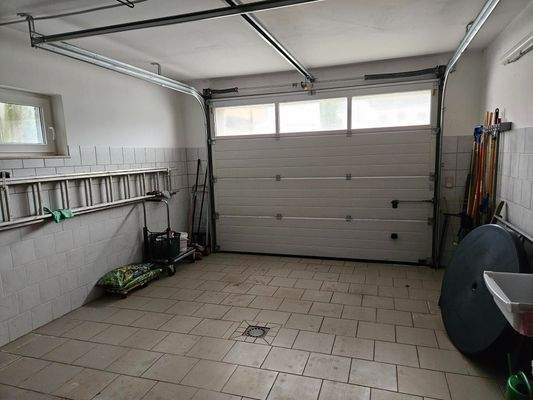 Garage m. elektr. Rolltor