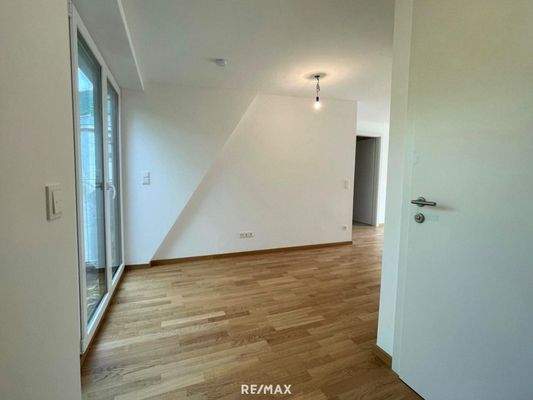 Vorraum mit Ausgang zu Balkon und Dachterrasse