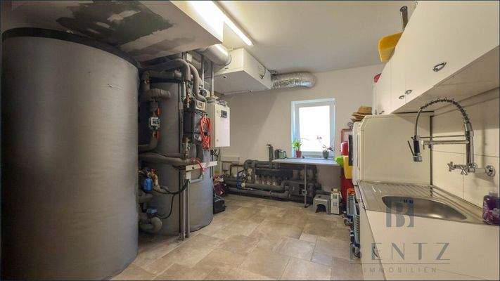 Hauswirtschaftsraum mit Zugang zur Garage