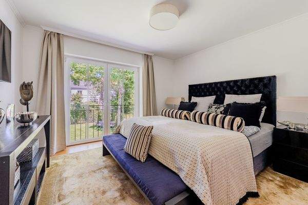 Masterbedroom mit Zugang zum großen Badezimmer