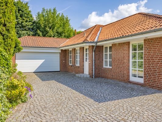 Hausansicht mit Doppelgarage