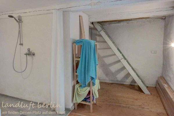 Durch die Tür unter der Stiege gelangt man zum WC.