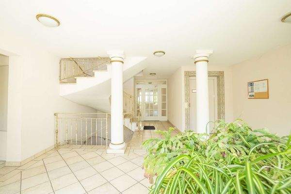 Treppenhaus, hell und gepflegt