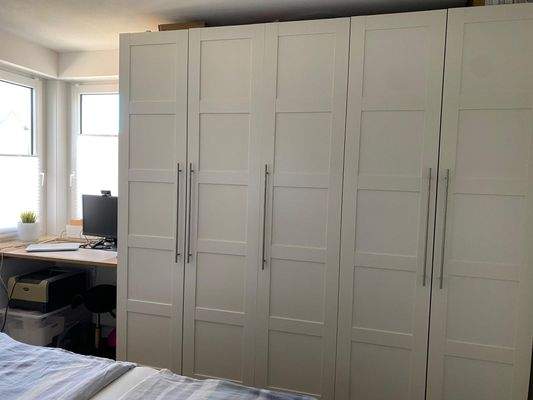 Schlafzimmer mit großem Schrank und Büroecke.jpg