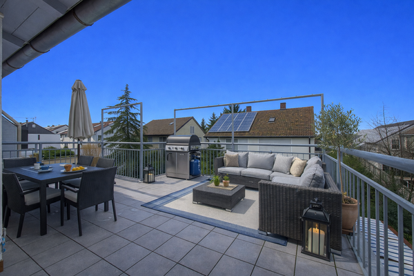 Terrasse (mit KI bearbeitet und möbliert)