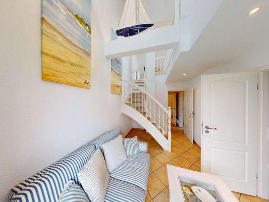 Schlaf- und Wohnbereich im Dachgeschoss mit Treppe zum Spitzboden