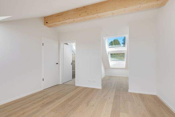 Schlafbereich mit großen Dachfenstern