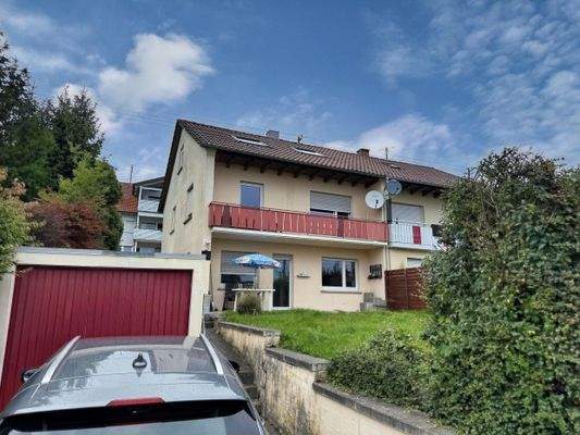 Außenansicht mit Garage