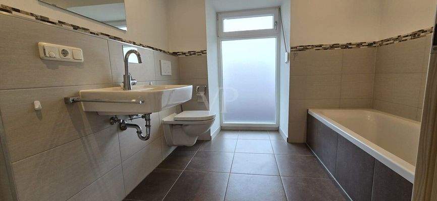 Badezimmer mit Badewanne, WC, Waschbecken 