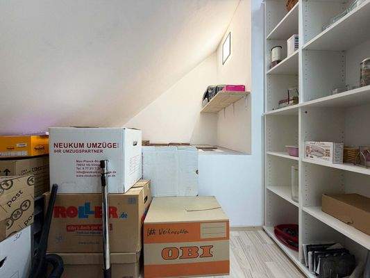 OG Abstellraum: Praktischer Stauraum unter der Schräge für Kisten Vorräte und Saisonartikel