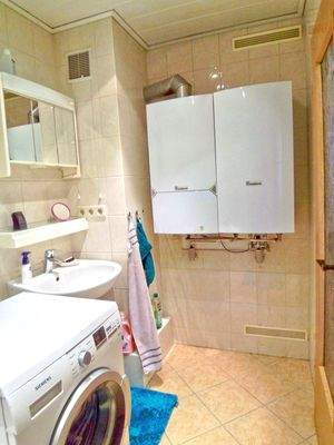 Erdgeschoss-Bad mit Wanne und Dusche