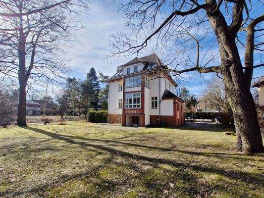 große Grünfläche hinter dem Haus