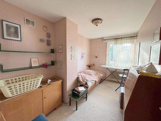 Kinderzimmer mit Fenstern im OG